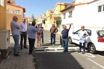 Vías y Obras rebachea la salida de La Mareta a la GC-1 a la altura de la gasolinera BP (Foto TA)